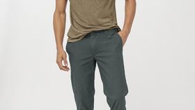 hessnatur Herren Chino Modern Fit aus Bio-Baumwolle mit Hanf - grün - Größe 46