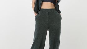 hessnatur Loungewear Fleece Hose Relaxed ACTIVE LIGHT aus Bio-Baumwolle - grün - Größe 42