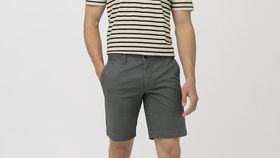 hessnatur Herren Chino Shorts aus Bio-Baumwolle mit Hanf - grün - Größe 54