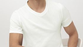 hessnatur Herren V-Shirt Regular aus Bio-Baumwolle - weiß - Größe 48