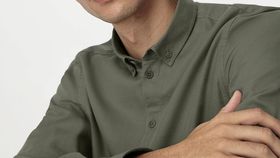 hessnatur Herren Twill Hemd Relaxed aus Bio-Baumwolle und TENCEL™ Lyocell - grün - Größe M (41/42)