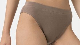 hessnatur Damen Ripp-Taillenslip High Waist aus Bio-Baumwolle - lila - Größe 48