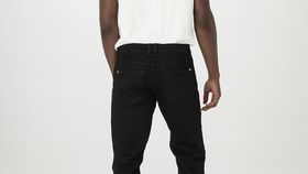 hessnatur Herren Coreva™ Jeans BEN Regular Straight aus Bio-Denim - schwarz - Größe 29/30