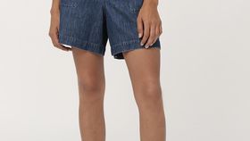 hessnatur Damen Jeansshorts aus Bio-Denim mit Kapok - blau - Größe 42