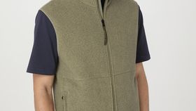 hessnatur Herren Fleece Weste Relaxed BETTERRECYCLING aus Bio-Baumwolle - grün - Größe 52