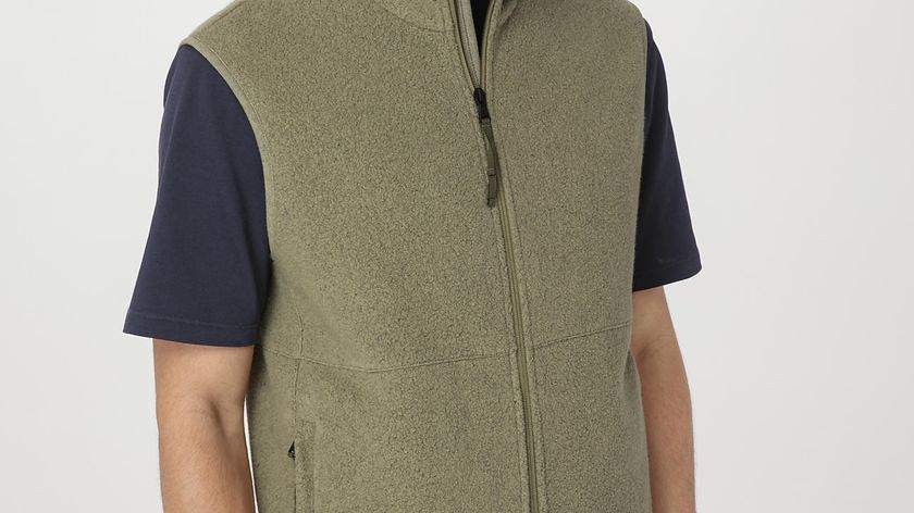 hessnatur Herren Fleece Weste Relaxed BETTERRECYCLING aus Bio-Baumwolle - grün - Größe 52