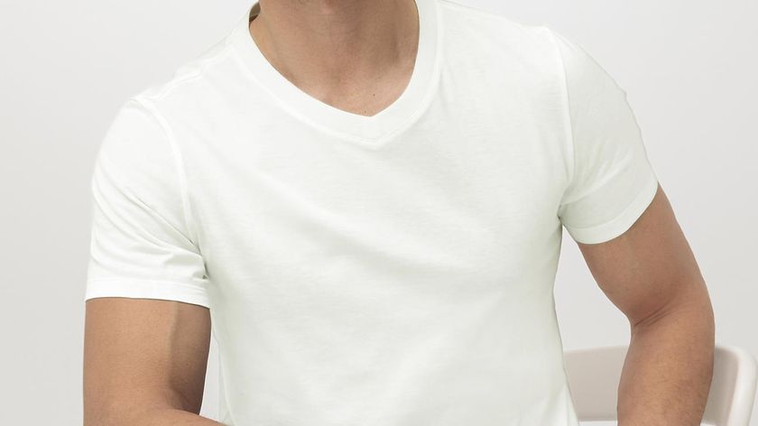 hessnatur Herren V-Shirt Regular Fit Zwirnjersey aus Bio-Baumwolle - weiß - Größe 56