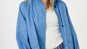 hessnatur Damen Windjacke Nature Shell Oversize aus Bio-Baumwolle - blau - Größe 46