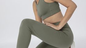 hessnatur Loungewear Leggings Fitted Medium Cut ACTIVE LIGHT aus Bio-Baumwolle - grün - Größe S/l