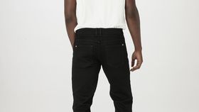 hessnatur Herren Coreva™ Jeans BEN Regular Straight aus Bio-Denim - schwarz - Größe 33/32