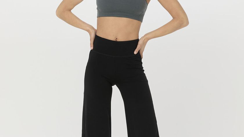 hessnatur Loungewear Hose Flared Medium Cut ACTIVE LIGHT aus Bio-Baumwolle - schwarz - Größe 42