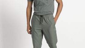 hessnatur Herren Joggpants aus Bio-Baumwolle mit Leinen - grün - Größe 56