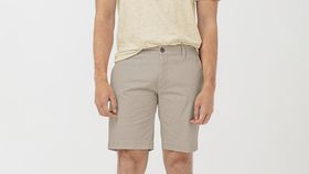 hessnatur Herren Chino Shorts aus Bio-Baumwolle mit Hanf - beige - Größe 46