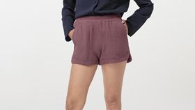 hessnatur Damen Musselin-Shorts aus Bio-Baumwolle - lila - Größe 46