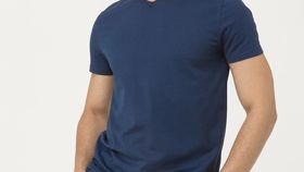 hessnatur Herren V-Shirt aus Bio-Baumwolle - blau - Größe 48