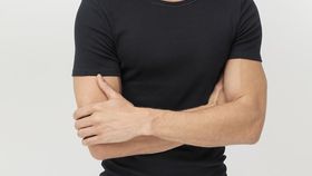 hessnatur Herren T-Shirt aus Bio-Baumwolle, 2er-Pack - schwarz - Größe 8