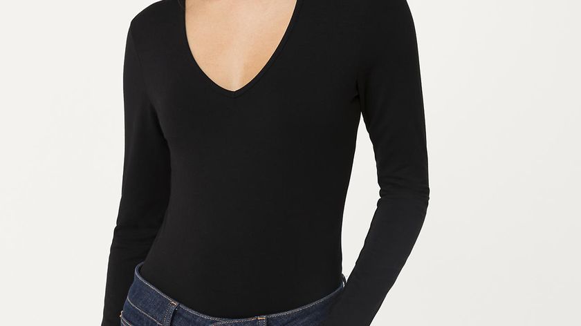 hessnatur Damen V-Shirt aus TENCEL™Modal - schwarz - Größe 38