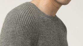 hessnatur Herren Artwork-Pullover aus Bio-Merino mit Alpaka - grau - Größe 46