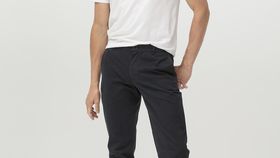 hessnatur Herren Chino LENN Regular aus Bio-Baumwolle mit Hanf - schwarz - Größe 52