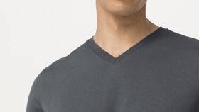 hessnatur Herren V-Shirt aus Bio-Baumwolle - grün - Größe 54