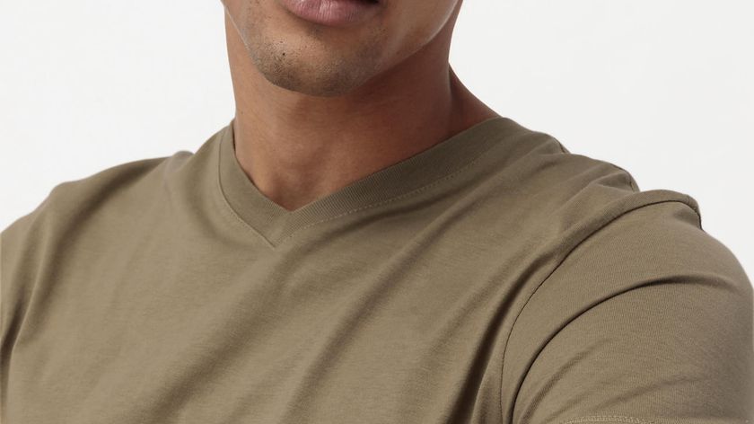 hessnatur Herren V-Shirt aus Bio-Baumwolle - beige - Größe 56