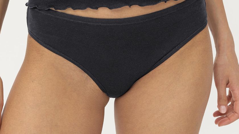 hessnatur Damen Slip Regular Cut im 2er-Pack PURE NATURE aus Bio-Baumwolle - schwarz - Größe 42