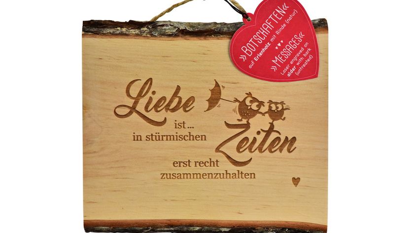 Erlenholzbrett mit eingraviertem Spruch - \"Liebe ist in stürmischen Zeiten ...\"""