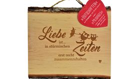 Erlenholzbrett mit eingraviertem Spruch - \"Liebe ist in stürmischen Zeiten ...\"""