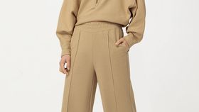 hessnatur Loungewear Weite Sweathose aus Bio-Baumwolle mit Kapok - beige - Größe 36