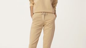 hessnatur Loungewear Joggpants mineralgefärbt aus Bio-Baumwolle - beige - Größe 42