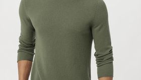 hessnatur Herren Rundhals-Pullover aus Fair Trade Kaschmir - grün - Größe 52