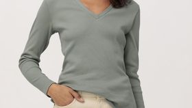 hessnatur Damen V-Shirt aus Bio-Baumwolle - grün - Größe 44