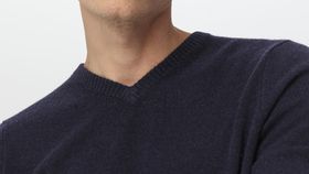 hessnatur Herren V-Pullover aus Schurwolle mit Kaschmir - blau - Größe 48