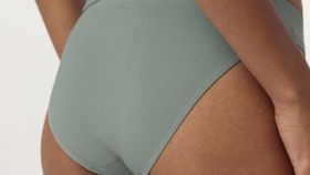 hessnatur Damen Slip Regular Cut SOFT RIB aus Bio-Baumwolle - grün - Größe 44