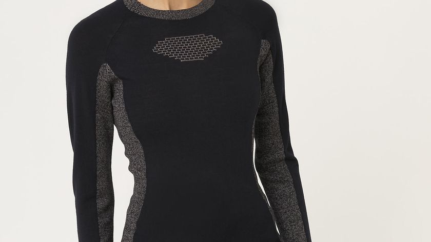 hessnatur Damen-Outdoor Performance Strickshirt BetterRecycling aus Merinowolle mit Seide - schwarz - Größe 40