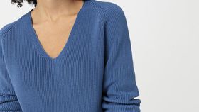 hessnatur Damen V-Pullover aus Bio-Baumwolle - blau - Größe 42