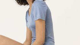 hessnatur Damen Kurzarm-Shirt aus Bio-Seide - blau - Größe 42