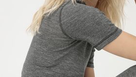 hessnatur Damen Halbarm-Funktionsshirt mit Bio-Merinowolle und Seide - grau - Größe 36