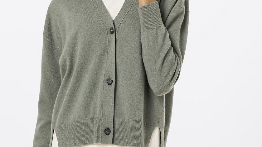 hessnatur Damen Strickjacke aus Bio-Schurwolle mit Kaschmir - grün - Größe M