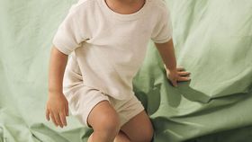 hessnatur Baby Pyjama aus Bio-Baumwolle mit Leinen - natur - Größe 98/104