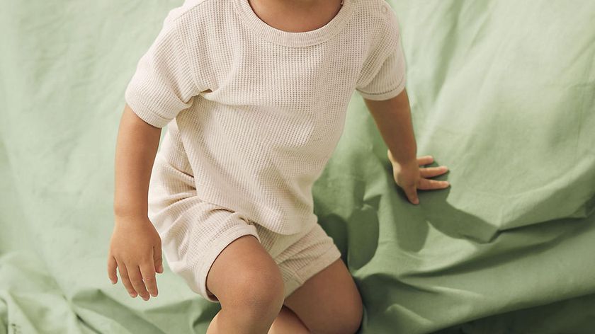 hessnatur Baby Pyjama aus Bio-Baumwolle mit Leinen - natur - Größe 98/104