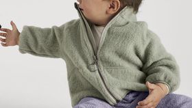 hessnatur Baby Wollfleece Jacke Relaxed aus Bio-Merinowolle mit Bio-Baumwolle - grün - Größe 62/68