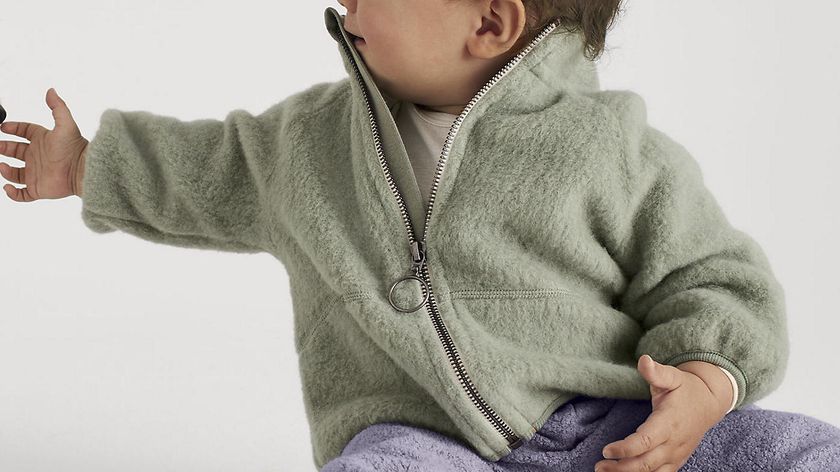 hessnatur Baby Wollfleece Jacke Relaxed aus Bio-Merinowolle mit Bio-Baumwolle - grün - Größe 62/68