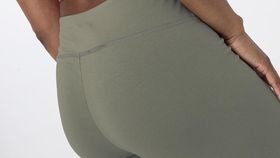 hessnatur Loungewear Shorts Fitted Medium Cut ACTIVE LIGHT aus Bio-Baumwolle - grün - Größe L