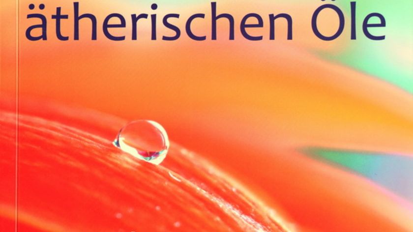 Gerti Samel; Barbara Krähmer: Heilende Energie der ätherischen Öle, Die 100 wirksamsten Aromaöle für Körper und Seele.