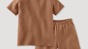 hessnatur Kinder  Piqué-Pyjama aus Bio-Baumwolle - braun - Größe 98/104