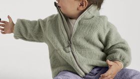 hessnatur Baby Wollfleece Jacke Relaxed aus Bio-Merinowolle mit Bio-Baumwolle - grün - Größe 74/80