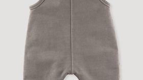 hessnatur Baby Sweat-Latzhose aus Bio-Baumwolle - beige - Größe 98/104