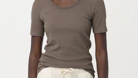 hessnatur Damen Halbarm Ripp-Schlafshirt aus Bio-Baumwolle - lila - Größe 36