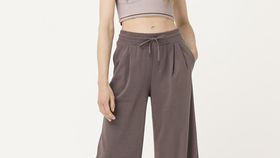 hessnatur Loungewear Hose mit weitem Bein aus Bio-Baumwolle - lila - Größe 48